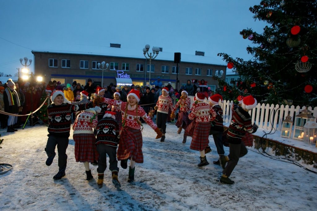 preilu-pilsetas-egles-iedegsanas-pasakums-ziemassvetku-putekli-foto-v-agurjanovs-093-1024x683.jpg