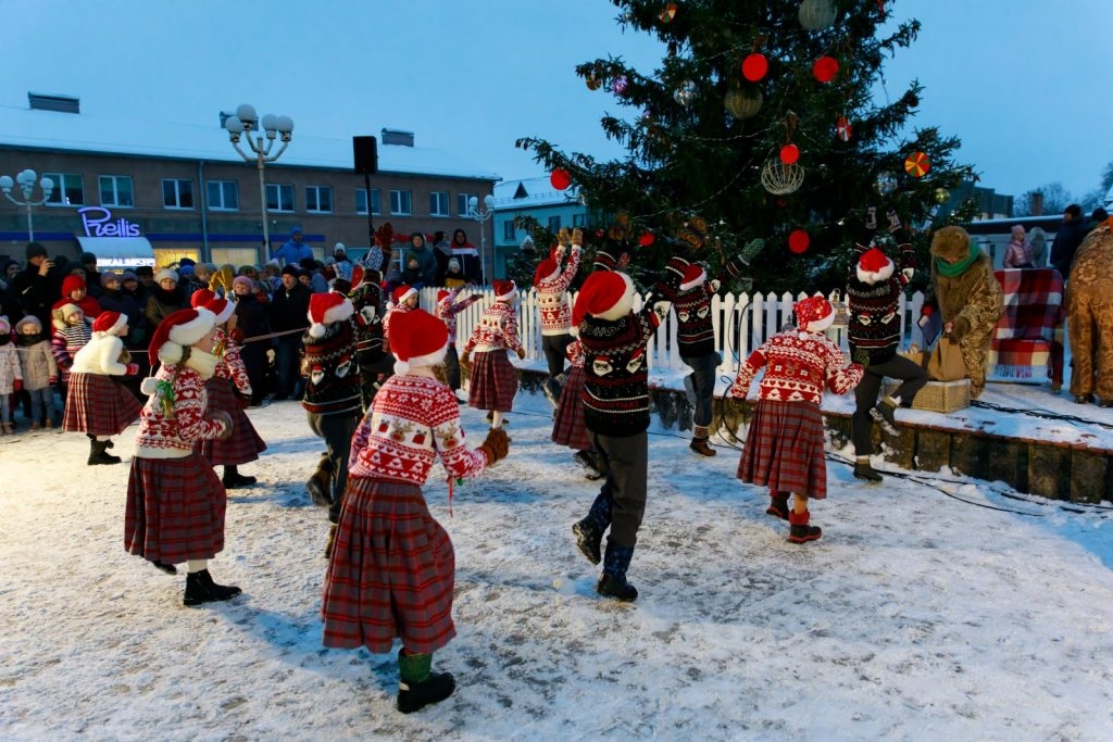 preilu-pilsetas-egles-iedegsanas-pasakums-ziemassvetku-putekli-foto-v-agurjanovs-094-1024x683.jpg