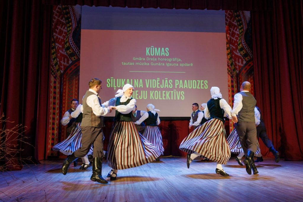 preilu-un-livanu-deju-aprinka-kolektivu-koncerts-jazepa-dienas-lustes-riebinos-foto-v-agurjanovs-053-1024x683.jpg