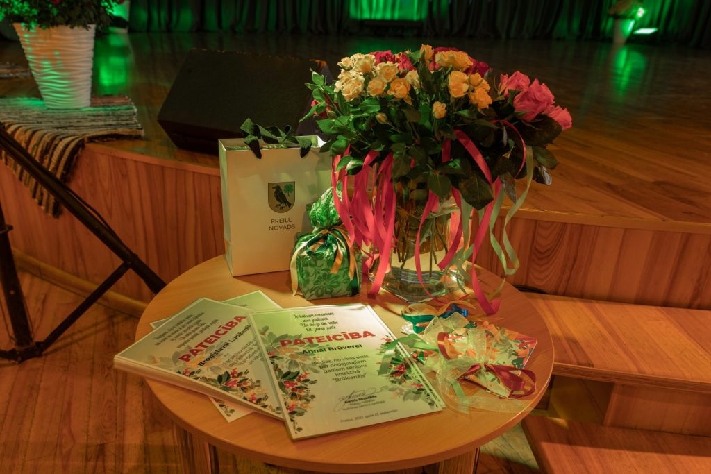 senioru-deju-kolektiva-bruklenajs-20-gadu-jubilejas-koncerts-foto-v-agurjanovs-001-1024x683.jpg