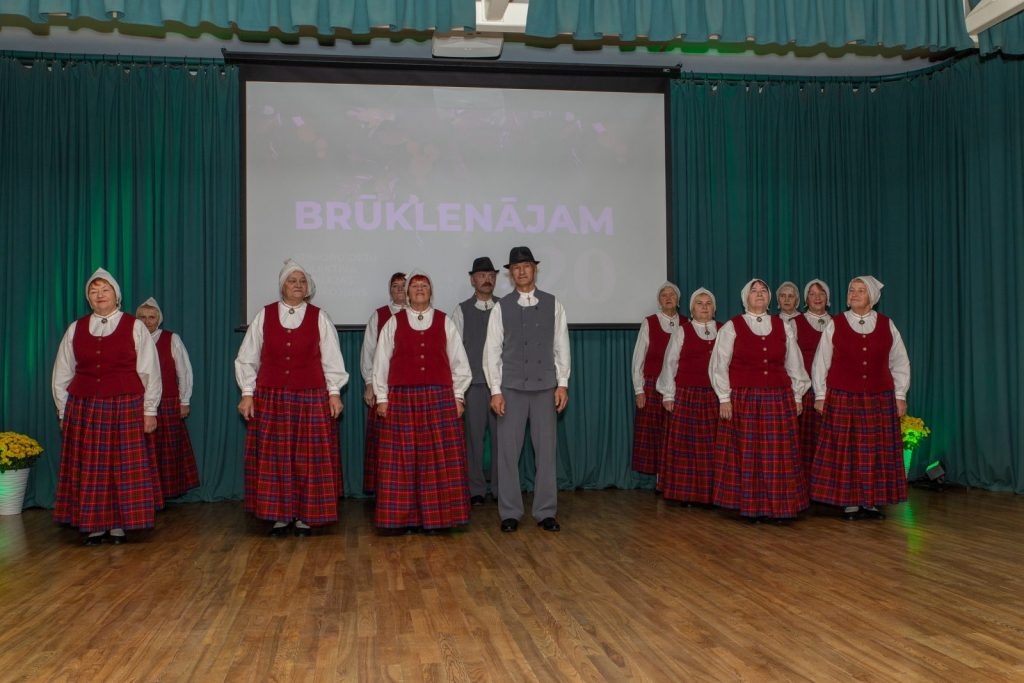 senioru-deju-kolektiva-bruklenajs-20-gadu-jubilejas-koncerts-foto-v-agurjanovs-007-1024x683.jpg