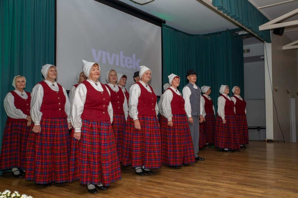 senioru-deju-kolektiva-bruklenajs-20-gadu-jubilejas-koncerts-foto-v-agurjanovs-008-1024x683.jpg