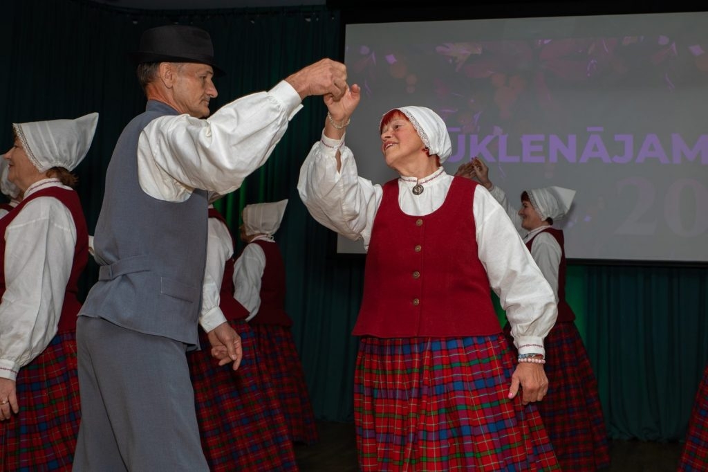 senioru-deju-kolektiva-bruklenajs-20-gadu-jubilejas-koncerts-foto-v-agurjanovs-009-1024x682.jpg