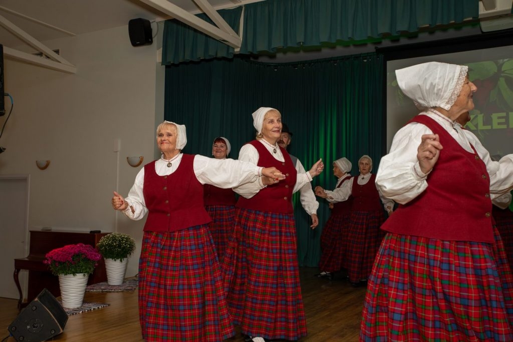 senioru-deju-kolektiva-bruklenajs-20-gadu-jubilejas-koncerts-foto-v-agurjanovs-010-1024x683.jpg