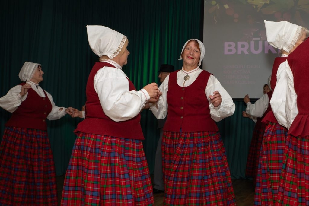 senioru-deju-kolektiva-bruklenajs-20-gadu-jubilejas-koncerts-foto-v-agurjanovs-011-1024x683.jpg