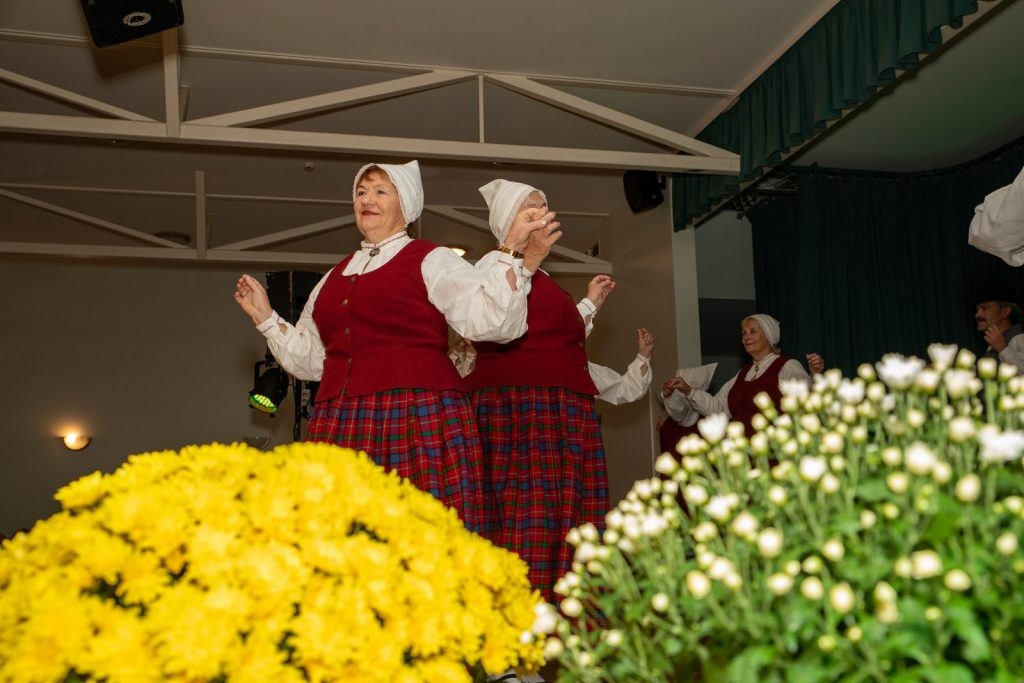 senioru-deju-kolektiva-bruklenajs-20-gadu-jubilejas-koncerts-foto-v-agurjanovs-012-1024x683.jpg