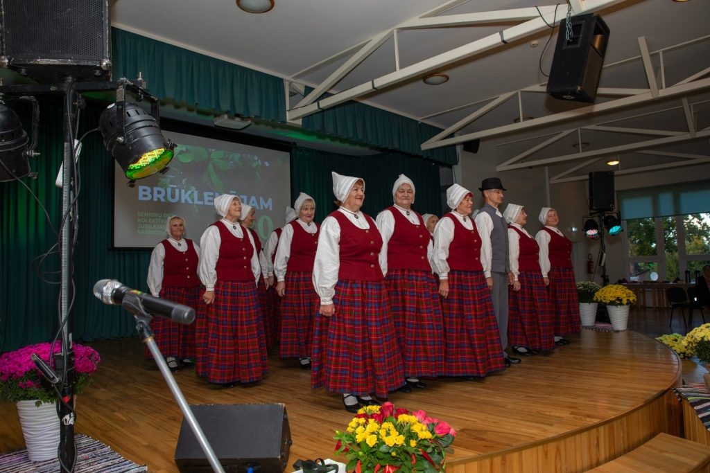 senioru-deju-kolektiva-bruklenajs-20-gadu-jubilejas-koncerts-foto-v-agurjanovs-013-1024x683.jpg