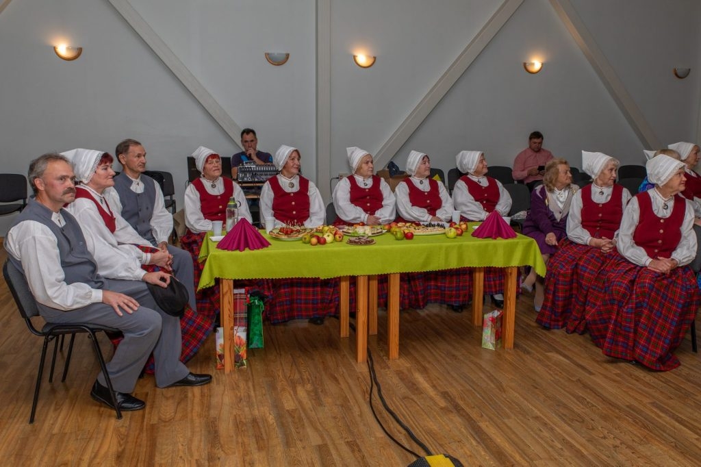 senioru-deju-kolektiva-bruklenajs-20-gadu-jubilejas-koncerts-foto-v-agurjanovs-015-1024x682.jpg