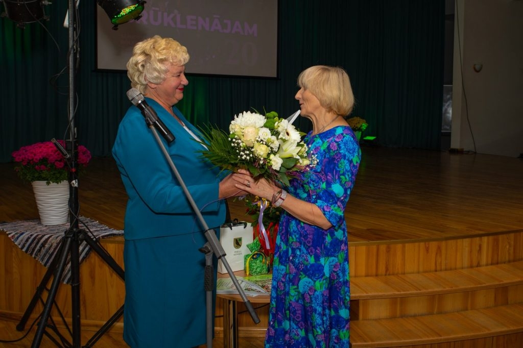 senioru-deju-kolektiva-bruklenajs-20-gadu-jubilejas-koncerts-foto-v-agurjanovs-016-1024x682.jpg