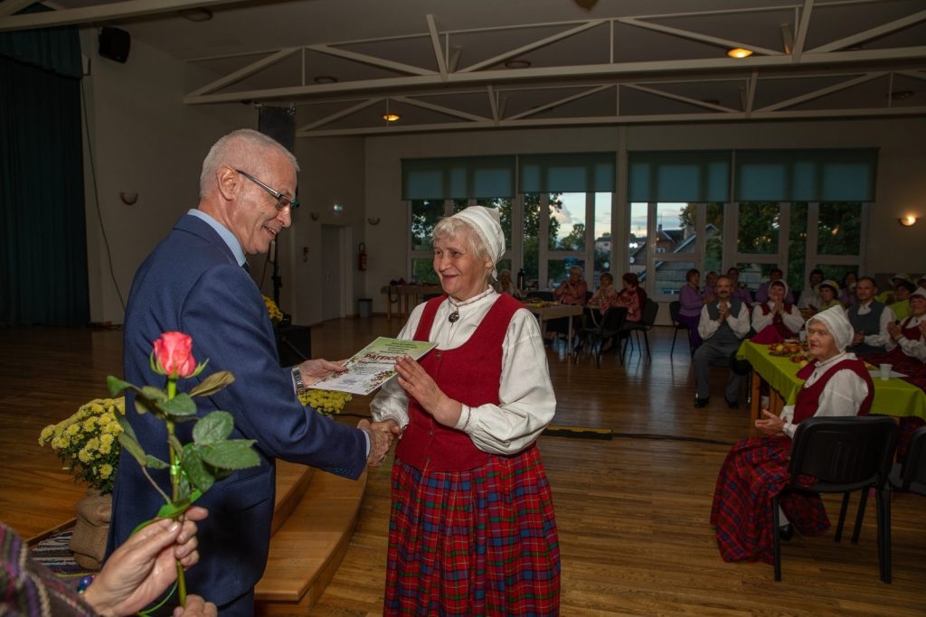 senioru-deju-kolektiva-bruklenajs-20-gadu-jubilejas-koncerts-foto-v-agurjanovs-020-1024x683.jpg