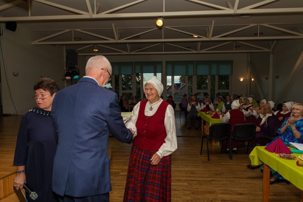 senioru-deju-kolektiva-bruklenajs-20-gadu-jubilejas-koncerts-foto-v-agurjanovs-021-1024x683.jpg