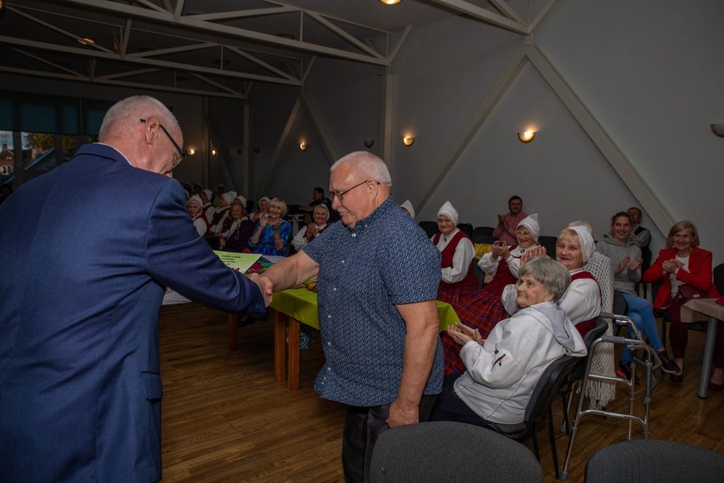 senioru-deju-kolektiva-bruklenajs-20-gadu-jubilejas-koncerts-foto-v-agurjanovs-022-1024x683.jpg