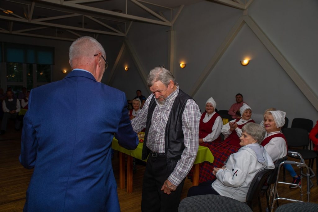 senioru-deju-kolektiva-bruklenajs-20-gadu-jubilejas-koncerts-foto-v-agurjanovs-023-1024x683.jpg