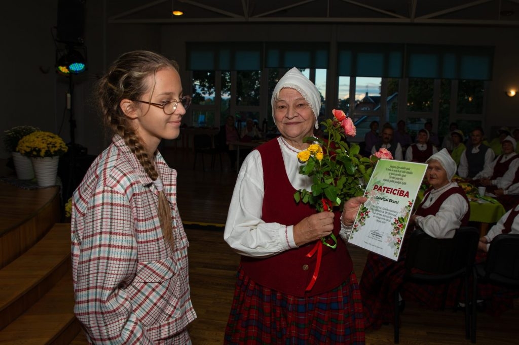 senioru-deju-kolektiva-bruklenajs-20-gadu-jubilejas-koncerts-foto-v-agurjanovs-025-1024x682.jpg