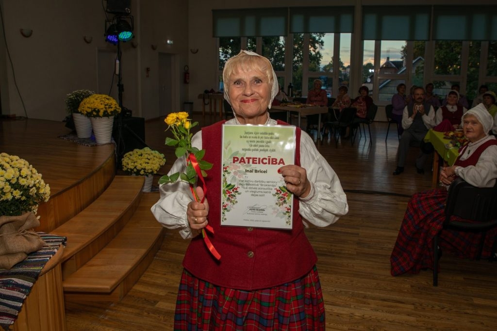 senioru-deju-kolektiva-bruklenajs-20-gadu-jubilejas-koncerts-foto-v-agurjanovs-026-1024x683.jpg