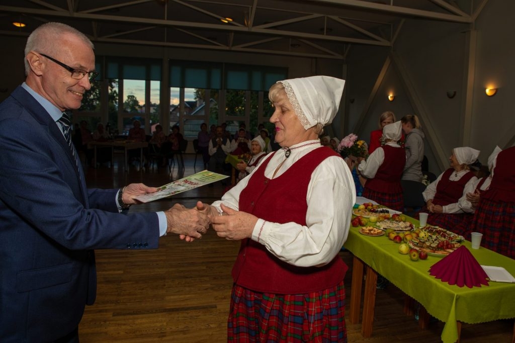 senioru-deju-kolektiva-bruklenajs-20-gadu-jubilejas-koncerts-foto-v-agurjanovs-027-1024x682.jpg
