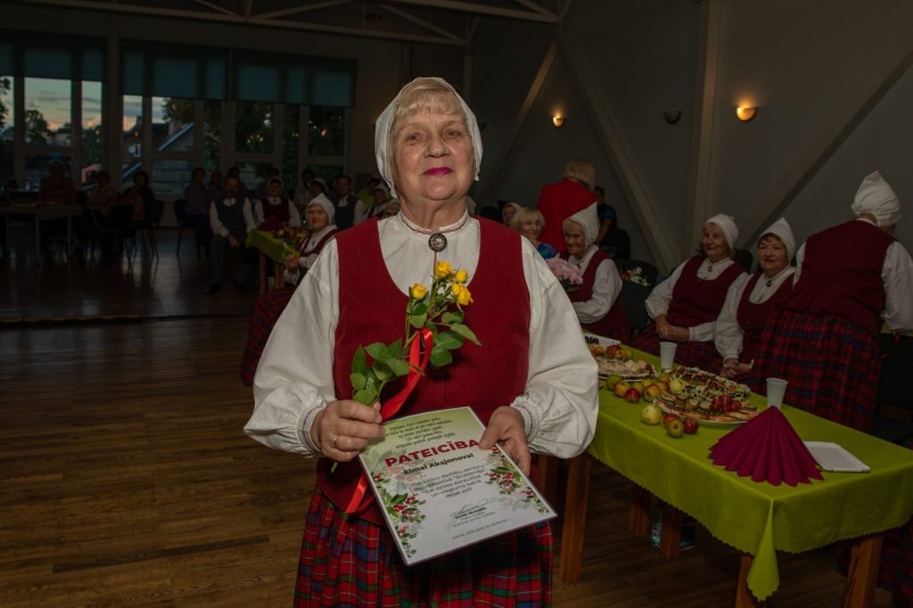 senioru-deju-kolektiva-bruklenajs-20-gadu-jubilejas-koncerts-foto-v-agurjanovs-029-1024x682.jpg