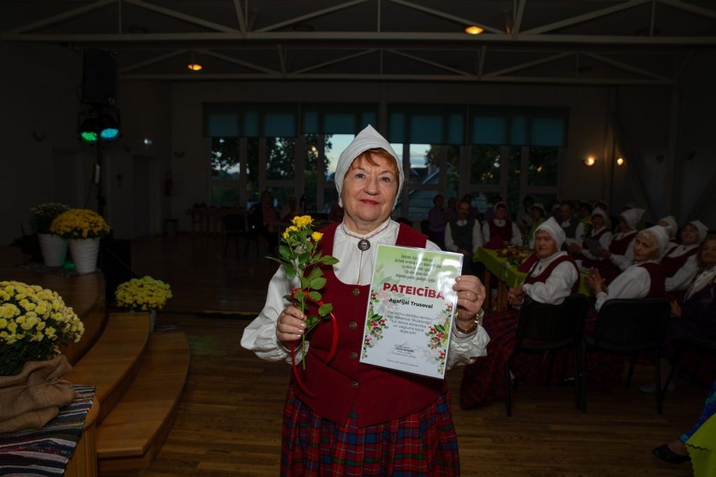 senioru-deju-kolektiva-bruklenajs-20-gadu-jubilejas-koncerts-foto-v-agurjanovs-031-1024x683.jpg