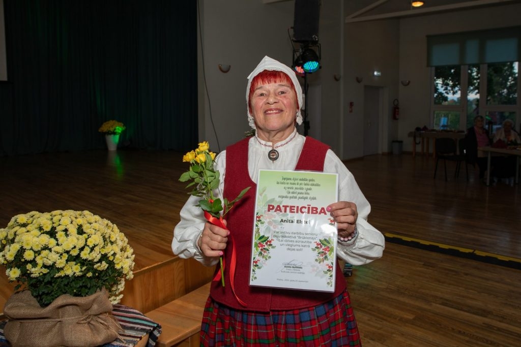 senioru-deju-kolektiva-bruklenajs-20-gadu-jubilejas-koncerts-foto-v-agurjanovs-032-1024x683.jpg