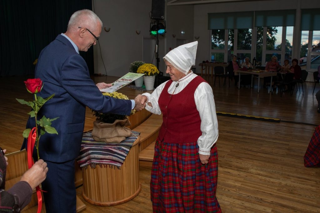 senioru-deju-kolektiva-bruklenajs-20-gadu-jubilejas-koncerts-foto-v-agurjanovs-034-1024x683.jpg