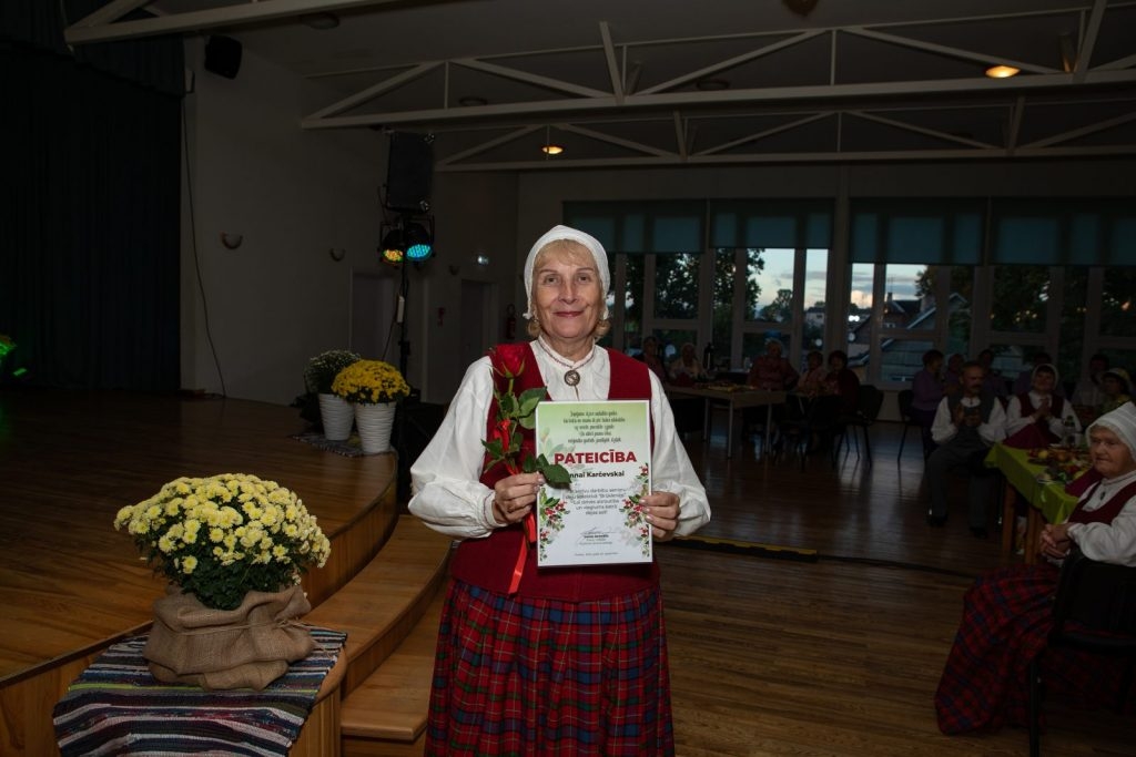 senioru-deju-kolektiva-bruklenajs-20-gadu-jubilejas-koncerts-foto-v-agurjanovs-035-1024x683.jpg