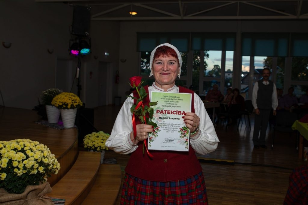 senioru-deju-kolektiva-bruklenajs-20-gadu-jubilejas-koncerts-foto-v-agurjanovs-036-1024x683.jpg