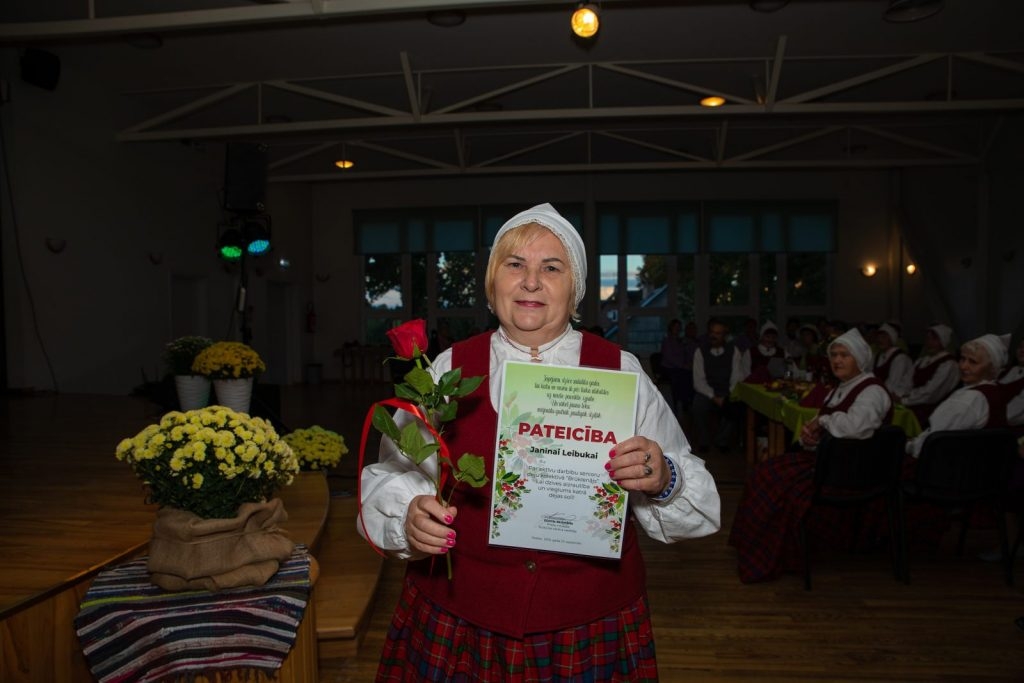 senioru-deju-kolektiva-bruklenajs-20-gadu-jubilejas-koncerts-foto-v-agurjanovs-037-1024x683.jpg