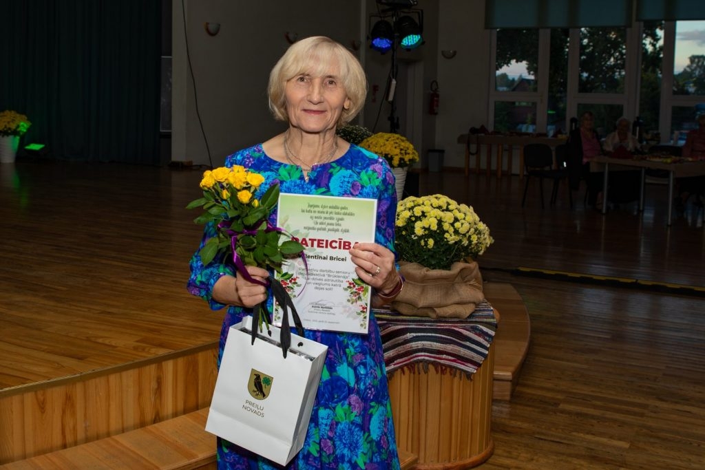 senioru-deju-kolektiva-bruklenajs-20-gadu-jubilejas-koncerts-foto-v-agurjanovs-040-1024x683.jpg