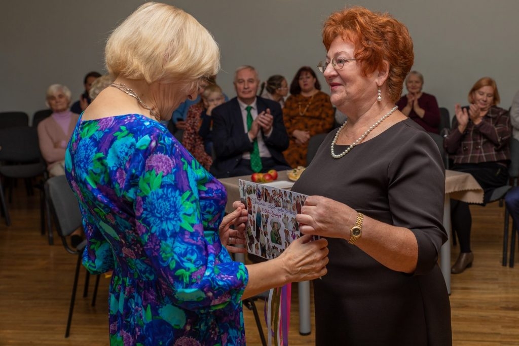 senioru-deju-kolektiva-bruklenajs-20-gadu-jubilejas-koncerts-foto-v-agurjanovs-044-1024x683.jpg