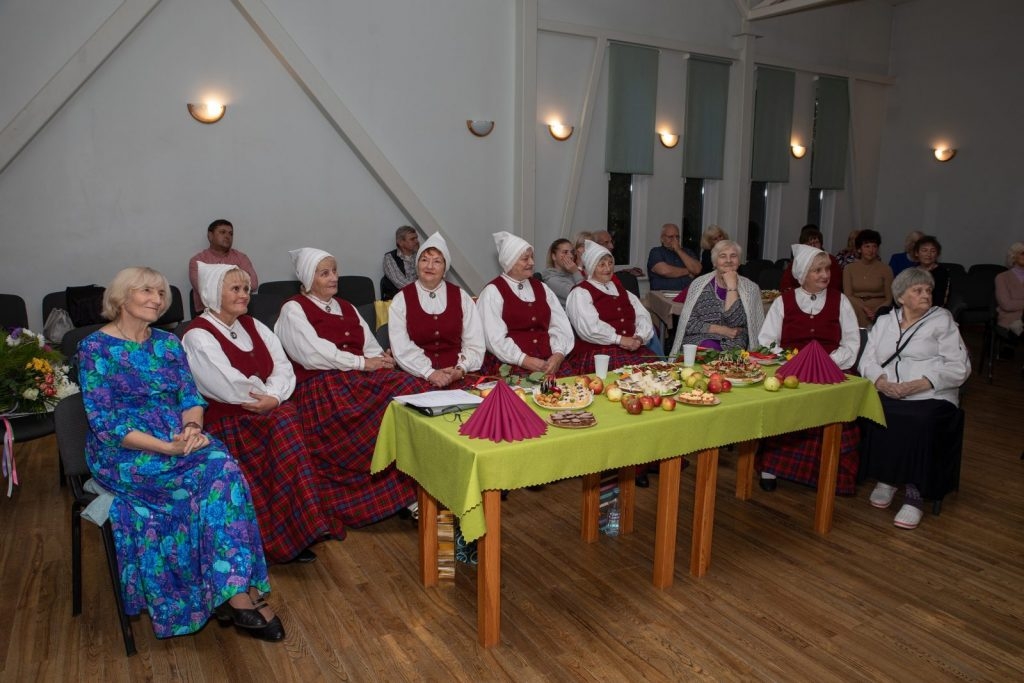 senioru-deju-kolektiva-bruklenajs-20-gadu-jubilejas-koncerts-foto-v-agurjanovs-046-1024x683.jpg