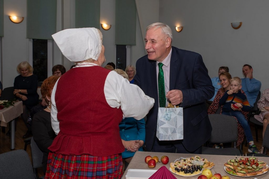 senioru-deju-kolektiva-bruklenajs-20-gadu-jubilejas-koncerts-foto-v-agurjanovs-047-1024x683.jpg