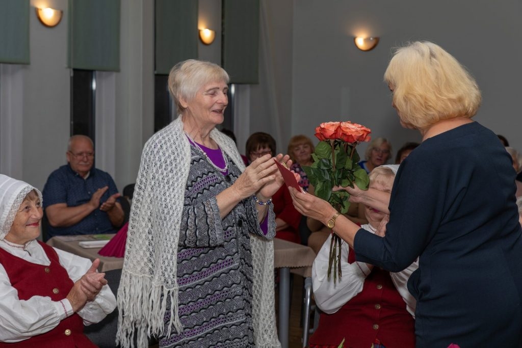 senioru-deju-kolektiva-bruklenajs-20-gadu-jubilejas-koncerts-foto-v-agurjanovs-051-1024x683.jpg