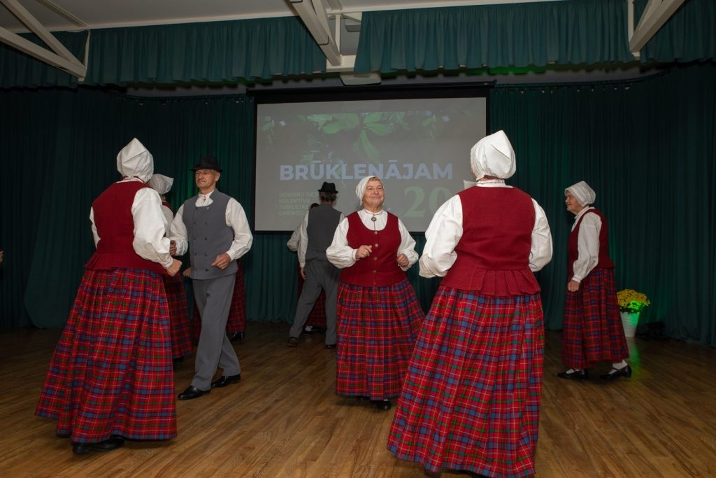 senioru-deju-kolektiva-bruklenajs-20-gadu-jubilejas-koncerts-foto-v-agurjanovs-052-1024x683.jpg