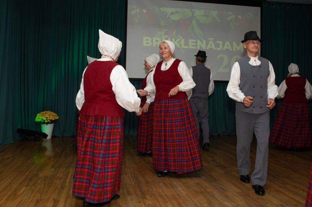 senioru-deju-kolektiva-bruklenajs-20-gadu-jubilejas-koncerts-foto-v-agurjanovs-053-1024x682.jpg