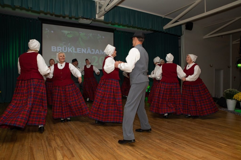 senioru-deju-kolektiva-bruklenajs-20-gadu-jubilejas-koncerts-foto-v-agurjanovs-054-1024x683.jpg