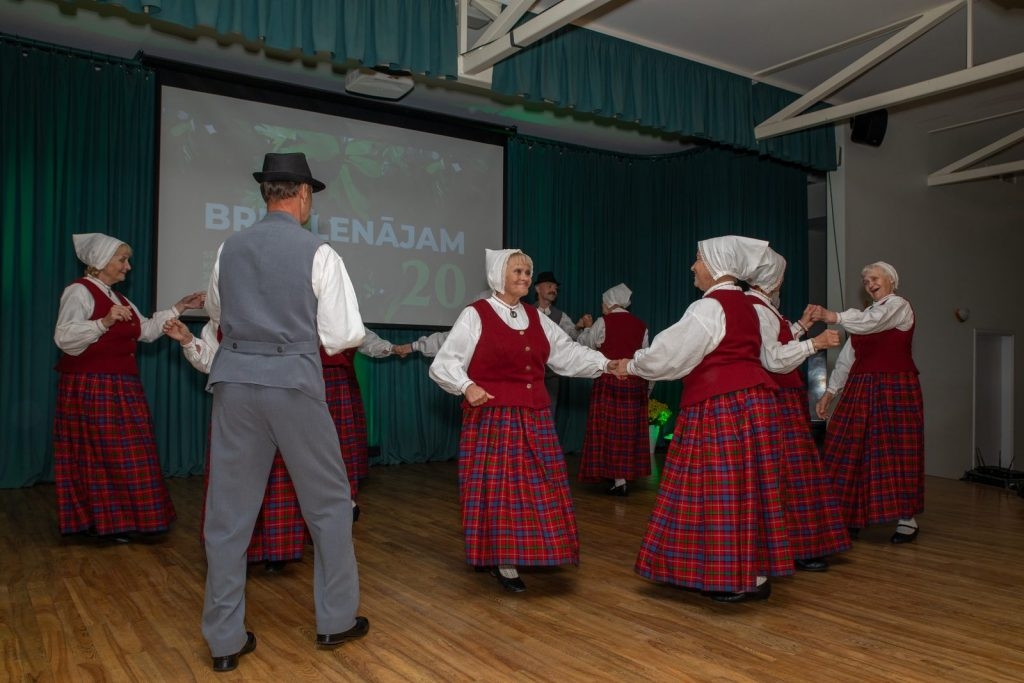 senioru-deju-kolektiva-bruklenajs-20-gadu-jubilejas-koncerts-foto-v-agurjanovs-055-1024x683.jpg