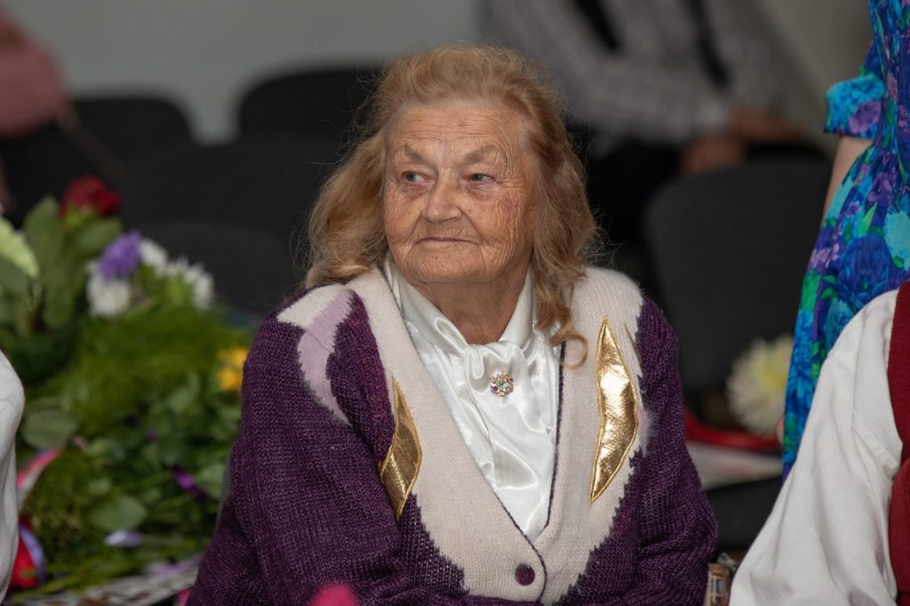 senioru-deju-kolektiva-bruklenajs-20-gadu-jubilejas-koncerts-foto-v-agurjanovs-059-1024x682.jpg