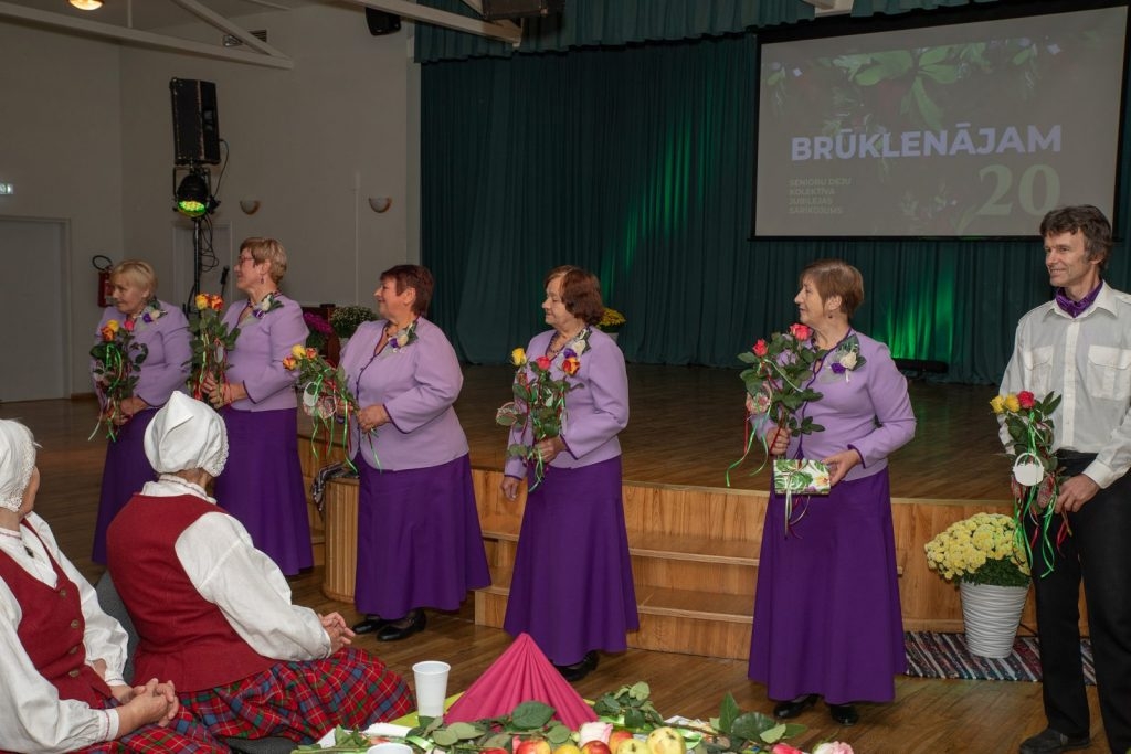 senioru-deju-kolektiva-bruklenajs-20-gadu-jubilejas-koncerts-foto-v-agurjanovs-060-1024x683.jpg
