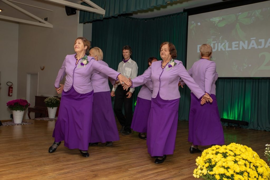 senioru-deju-kolektiva-bruklenajs-20-gadu-jubilejas-koncerts-foto-v-agurjanovs-062-1024x683.jpg