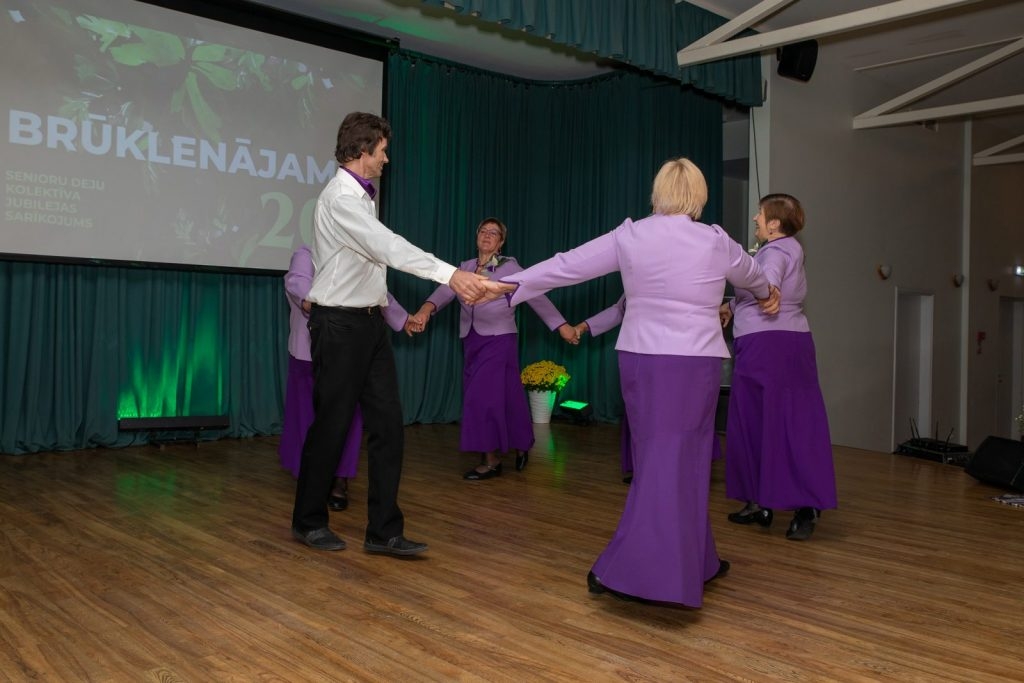 senioru-deju-kolektiva-bruklenajs-20-gadu-jubilejas-koncerts-foto-v-agurjanovs-063-1024x683.jpg