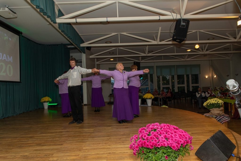 senioru-deju-kolektiva-bruklenajs-20-gadu-jubilejas-koncerts-foto-v-agurjanovs-064-1024x683.jpg