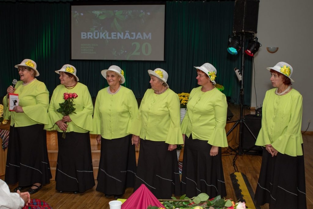 senioru-deju-kolektiva-bruklenajs-20-gadu-jubilejas-koncerts-foto-v-agurjanovs-065-1024x683.jpg