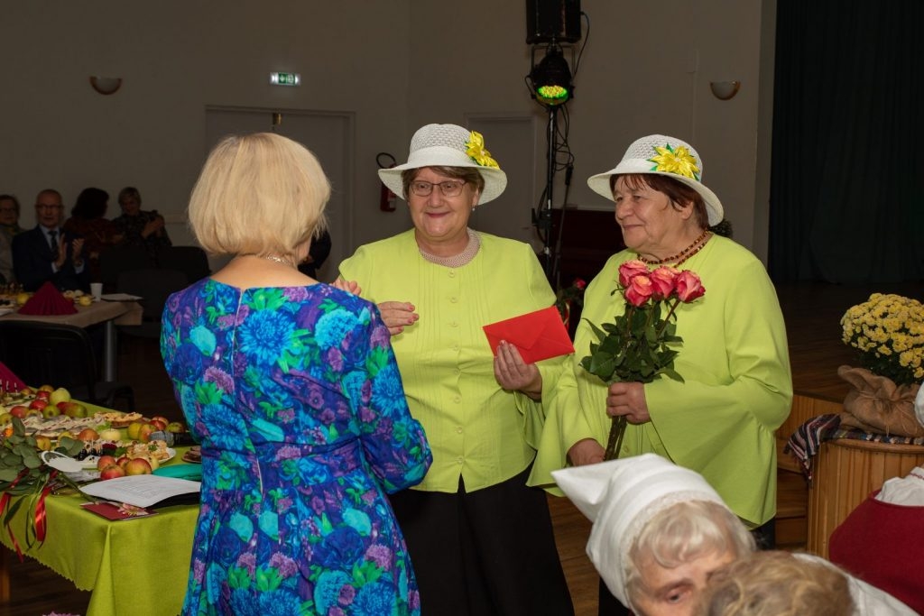 senioru-deju-kolektiva-bruklenajs-20-gadu-jubilejas-koncerts-foto-v-agurjanovs-066-1024x683.jpg