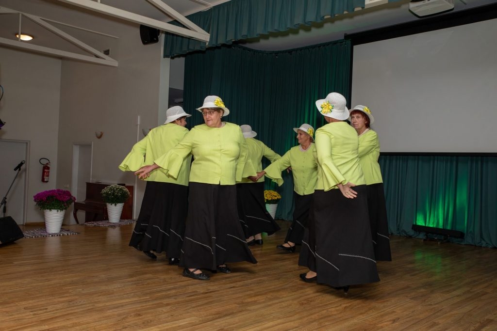 senioru-deju-kolektiva-bruklenajs-20-gadu-jubilejas-koncerts-foto-v-agurjanovs-067-1024x683.jpg