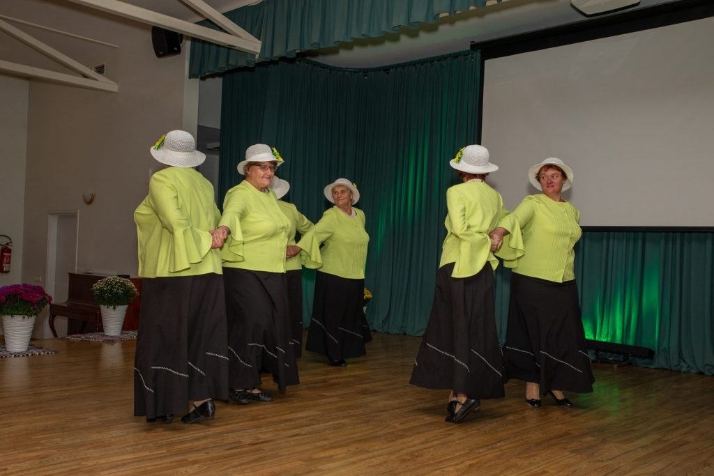 senioru-deju-kolektiva-bruklenajs-20-gadu-jubilejas-koncerts-foto-v-agurjanovs-068-1024x683.jpg