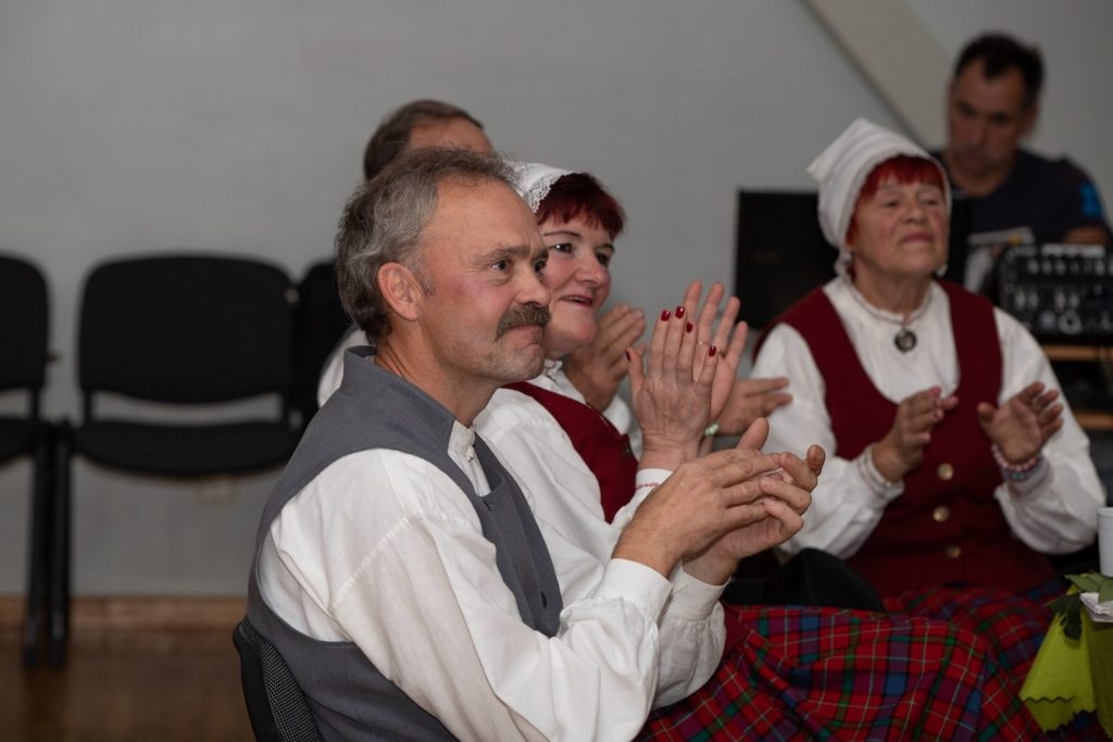 senioru-deju-kolektiva-bruklenajs-20-gadu-jubilejas-koncerts-foto-v-agurjanovs-069-1024x683.jpg