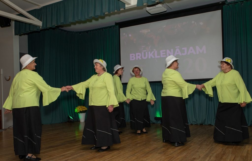 senioru-deju-kolektiva-bruklenajs-20-gadu-jubilejas-koncerts-foto-v-agurjanovs-070-1024x653.jpg