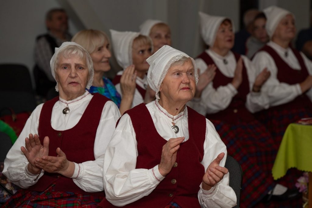 senioru-deju-kolektiva-bruklenajs-20-gadu-jubilejas-koncerts-foto-v-agurjanovs-071-1024x683.jpg