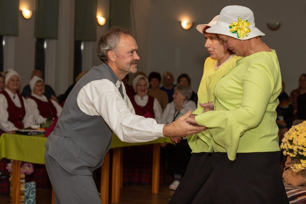 senioru-deju-kolektiva-bruklenajs-20-gadu-jubilejas-koncerts-foto-v-agurjanovs-072-1024x683.jpg