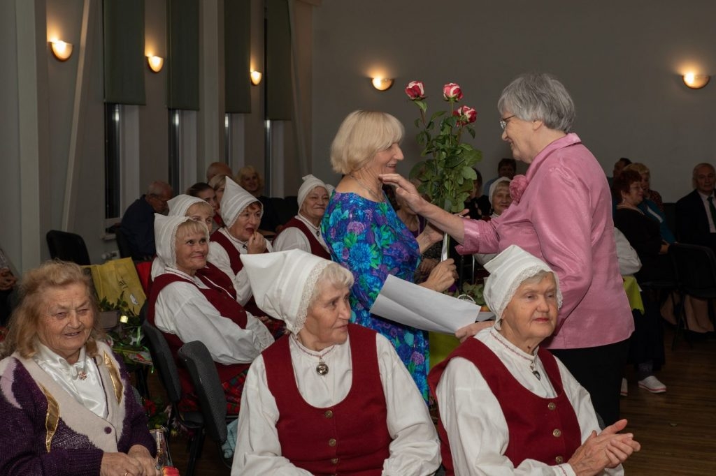 senioru-deju-kolektiva-bruklenajs-20-gadu-jubilejas-koncerts-foto-v-agurjanovs-074-1024x682.jpg